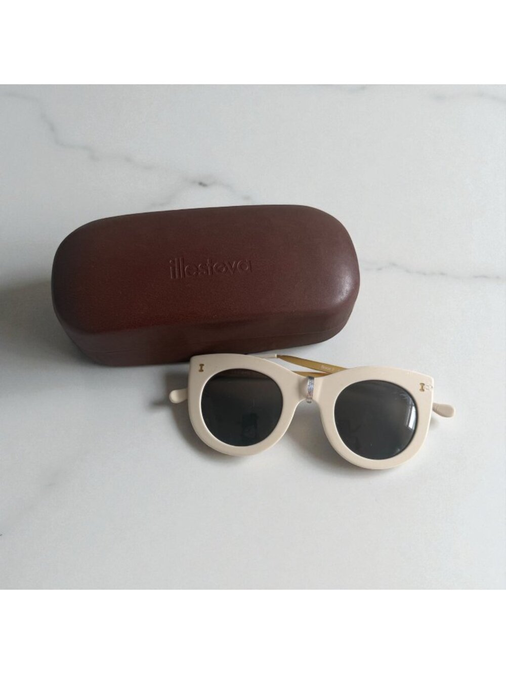 ILLESTEVA Cream Wayfarer Sunglasses Sunnies w/ Case